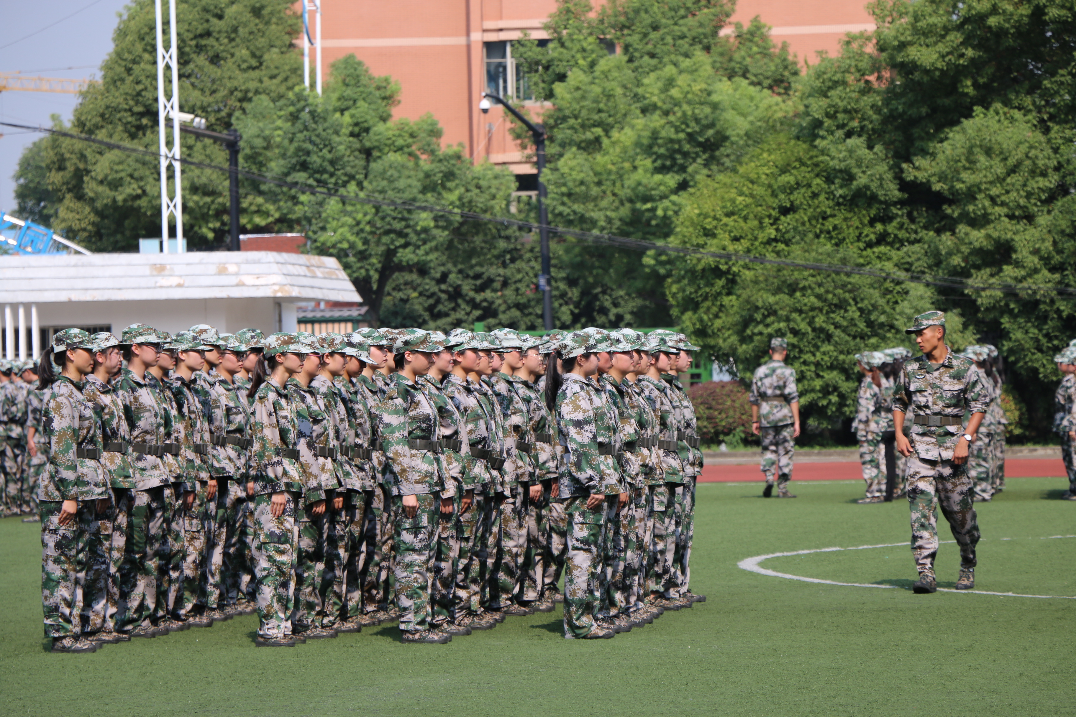 军训是经管新生大学生活的起点,相信经过军训磨练的同学们,将站在更高