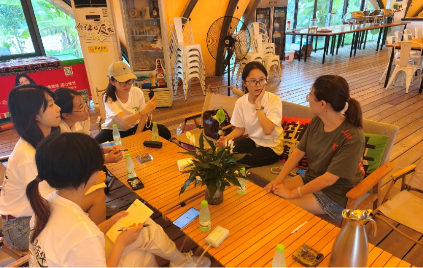 图为见特门露营地工作人员访谈