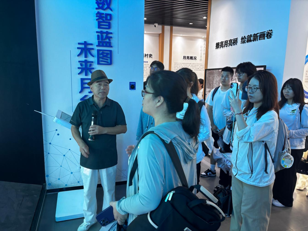 图为团队观看月亮桥村发展视频