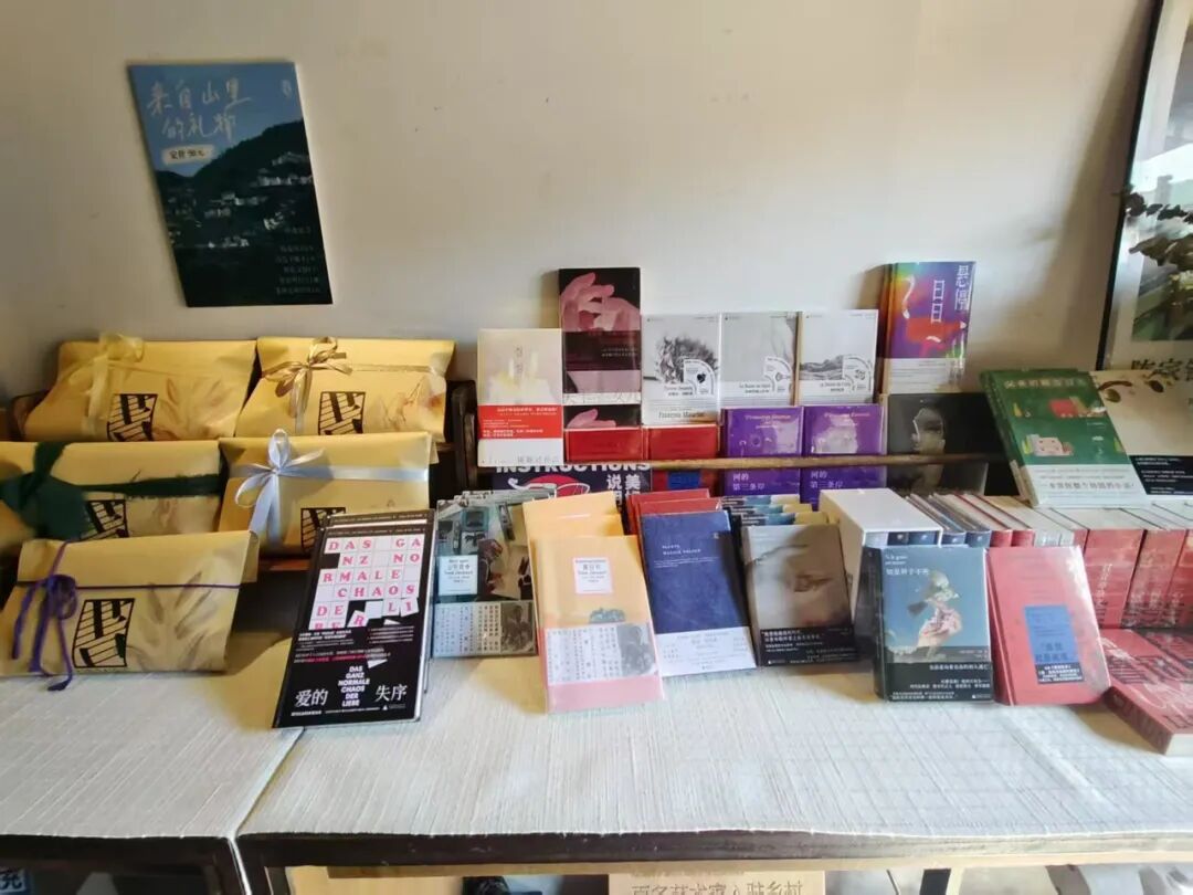 图为陈家铺村文化空间内陈列的书籍与文创产品