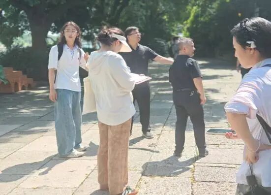 团队成员认真记录测点