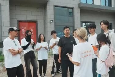 团队现场研讨、采访村主任(2/3)