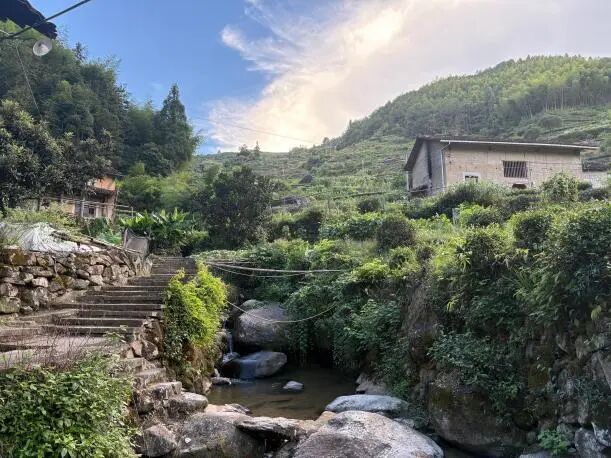 图3 球坑村村景