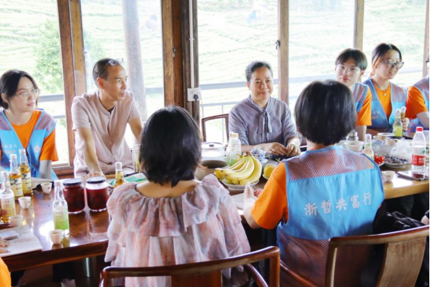 图为实践团与茶婆座谈交流