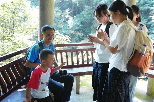 图为实践团成员对亲子家庭进行访谈