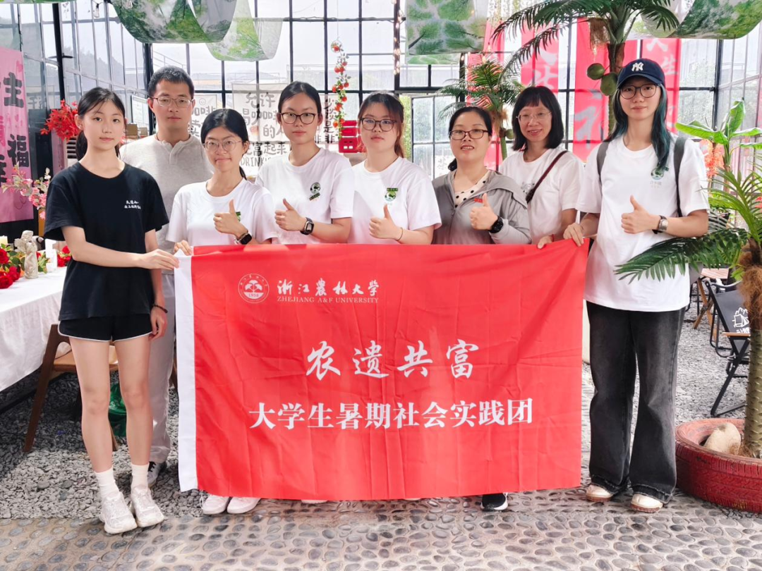 图为团队成员和老师在云上牧野合影