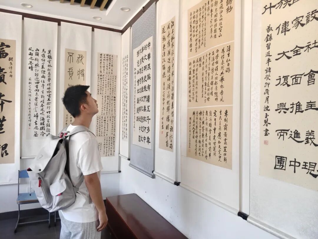 实践团成员参观上田村文化展馆，了解非遗文化