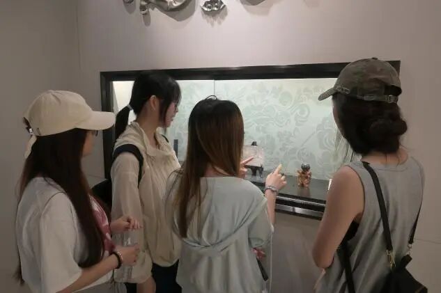 图为实践队员观察畲银纹样
