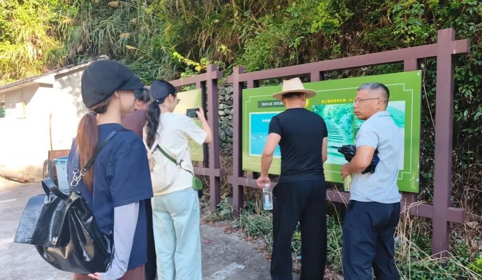 图为书记在向团队介绍苍岭古道