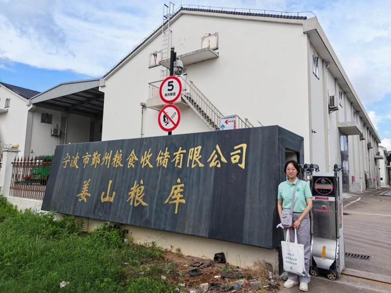 团队成员在鄞州区姜山粮库
