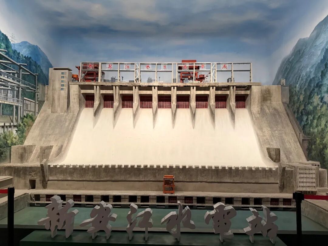 图5建德市博物馆展出的新安江水电站模型