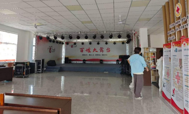 图为探访村内活动中心