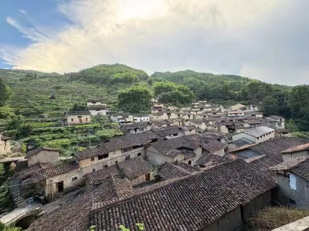 图3 球坑村村景(1/2)
