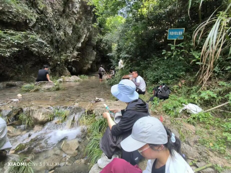 图为团队成员进行水质检测