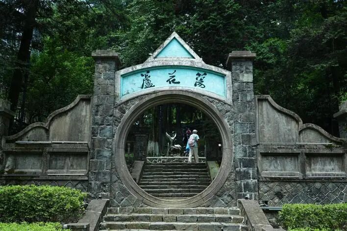 图为实践团拍摄的芦花荡公园入口