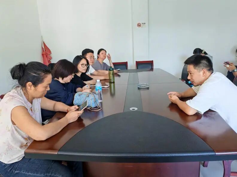 图为村委会座谈会现场