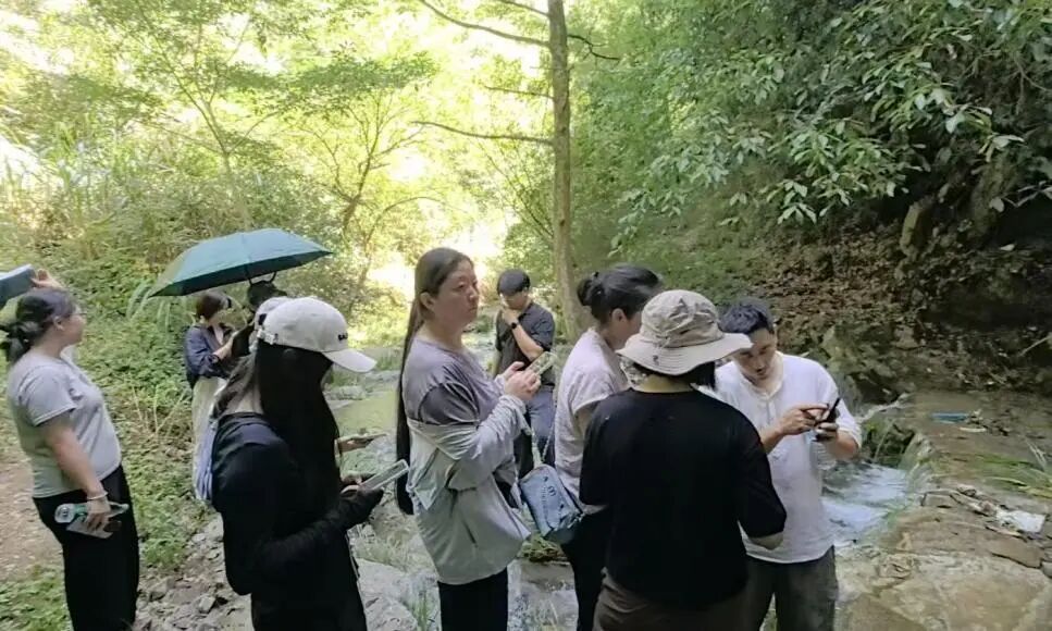 图为团队参观山泉水源地