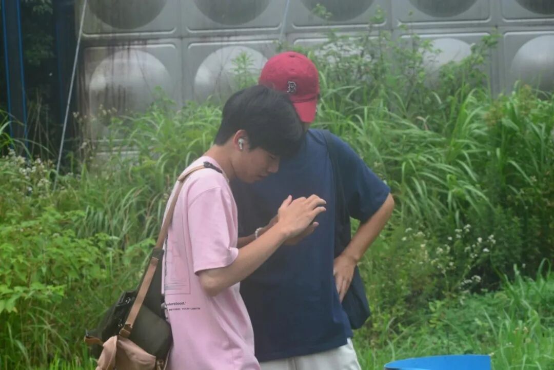 团队成员共同讨论设计方案