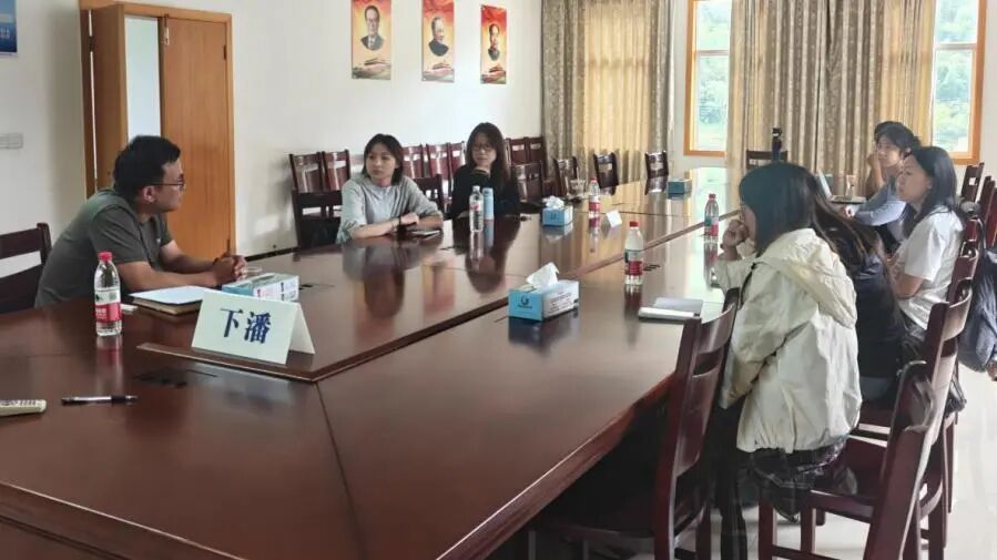 图为实践成员与村干部座谈交流