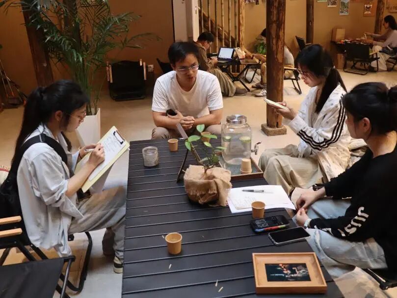 图为团队与村庄主理人交流