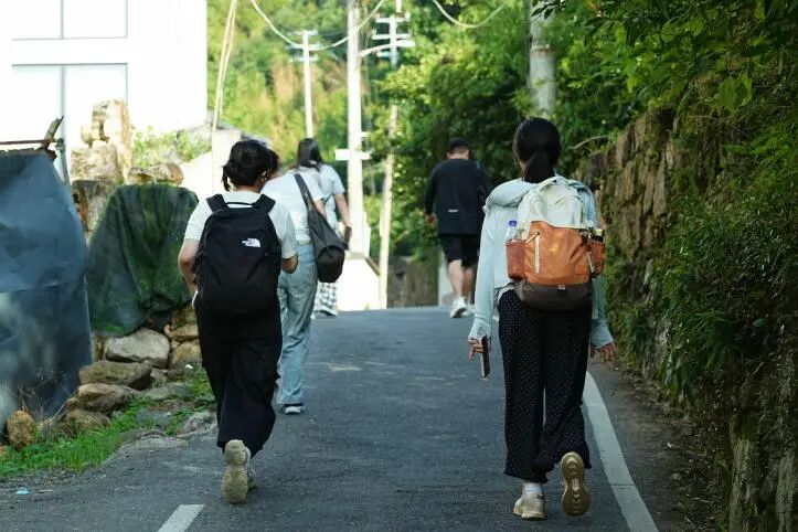 图为实践团在前往入山口的路上