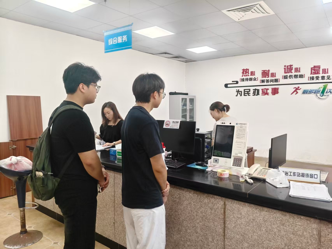 实践团成员向村民发放调研问卷、开展入户访谈
