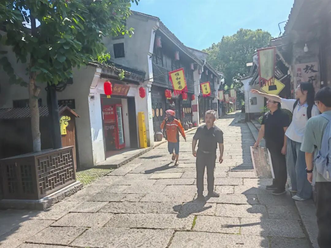 齐教授和陈老师现场指导布置测量点位