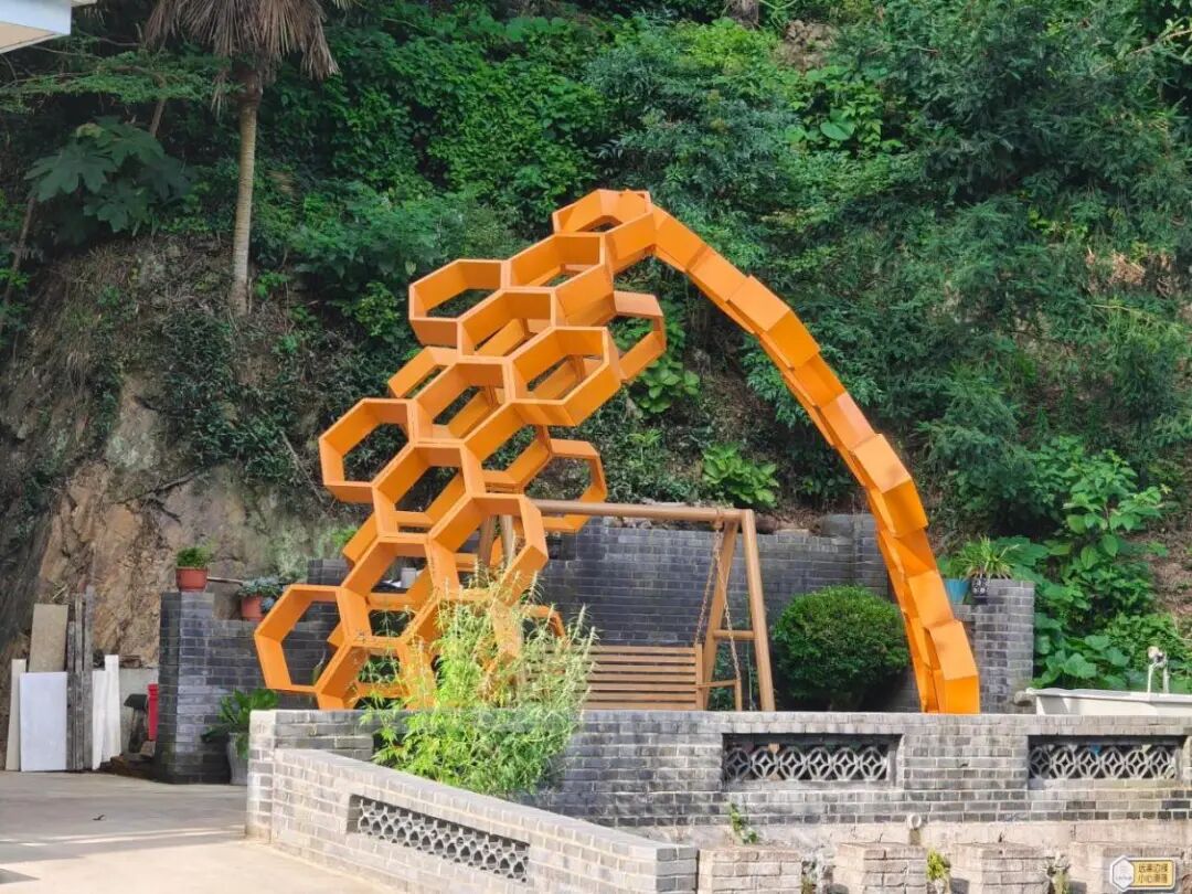 图为村内蜜蜂主题景观设施