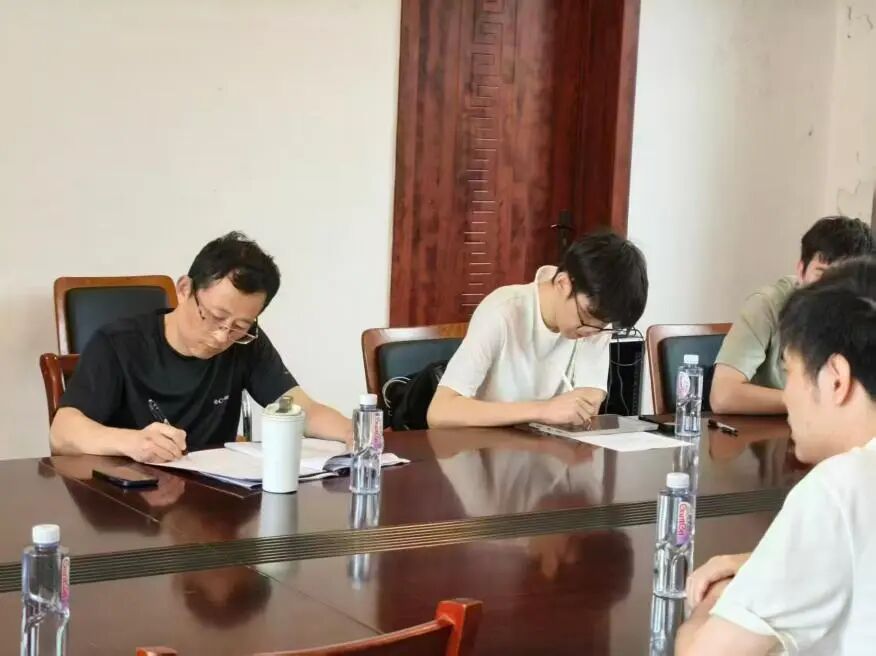 图2孟明浩老师记录会议内容