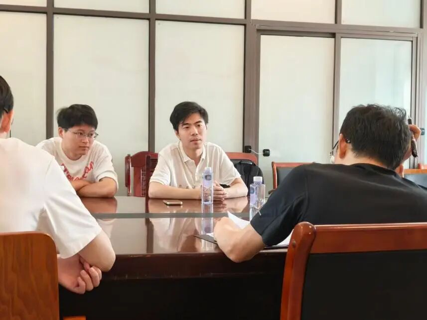 图1莫干山镇人民政府党政办及度假区综合科负责人向浙江农林大学师生团队分享发展经验