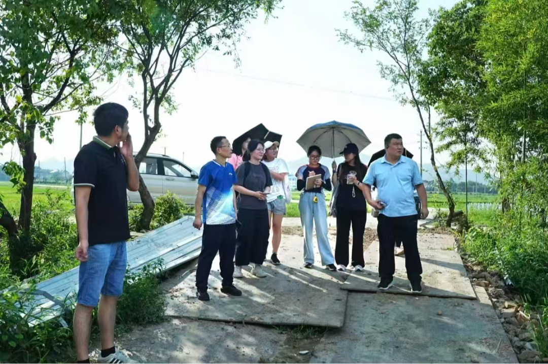 图为指导老师张孟镇、孟明浩带领实践团成员在百家洋小岛公园进行现场踏勘与设计方向讨论
