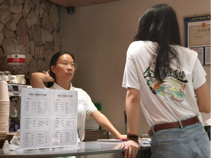 图为与村咖经营者进行访谈