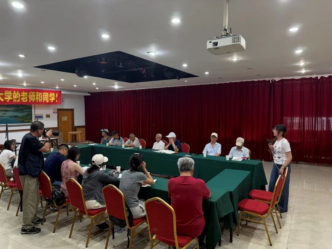 实践团成员与新安江水电站建设者座谈会
