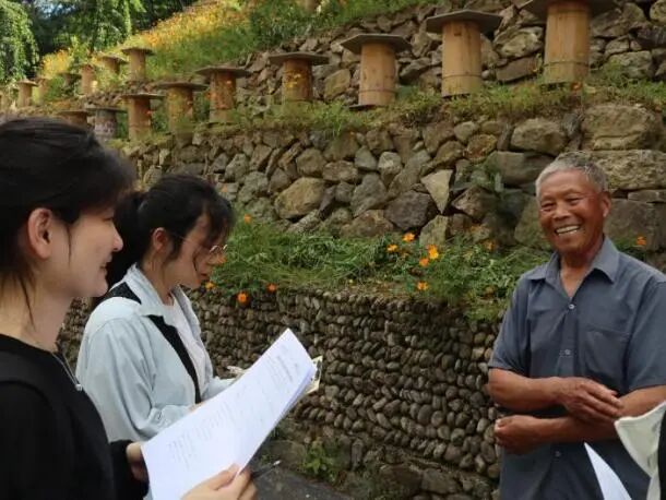 图为团队成员对村民进行访谈
