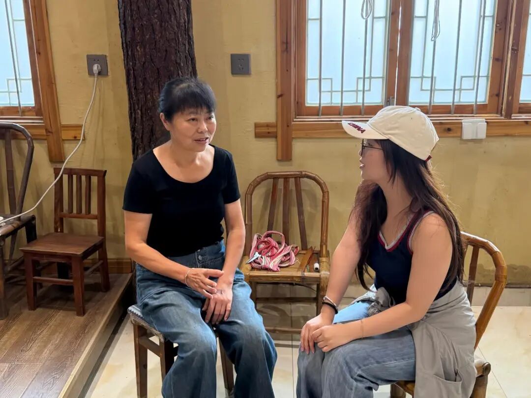 图为实践团成员与东弄村非遗传承人座谈交流