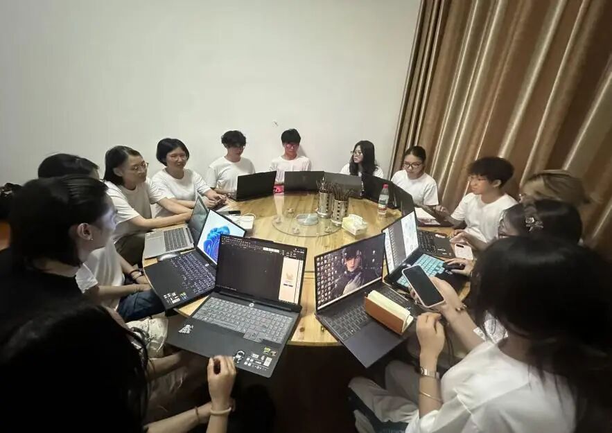 图 1 团队会议