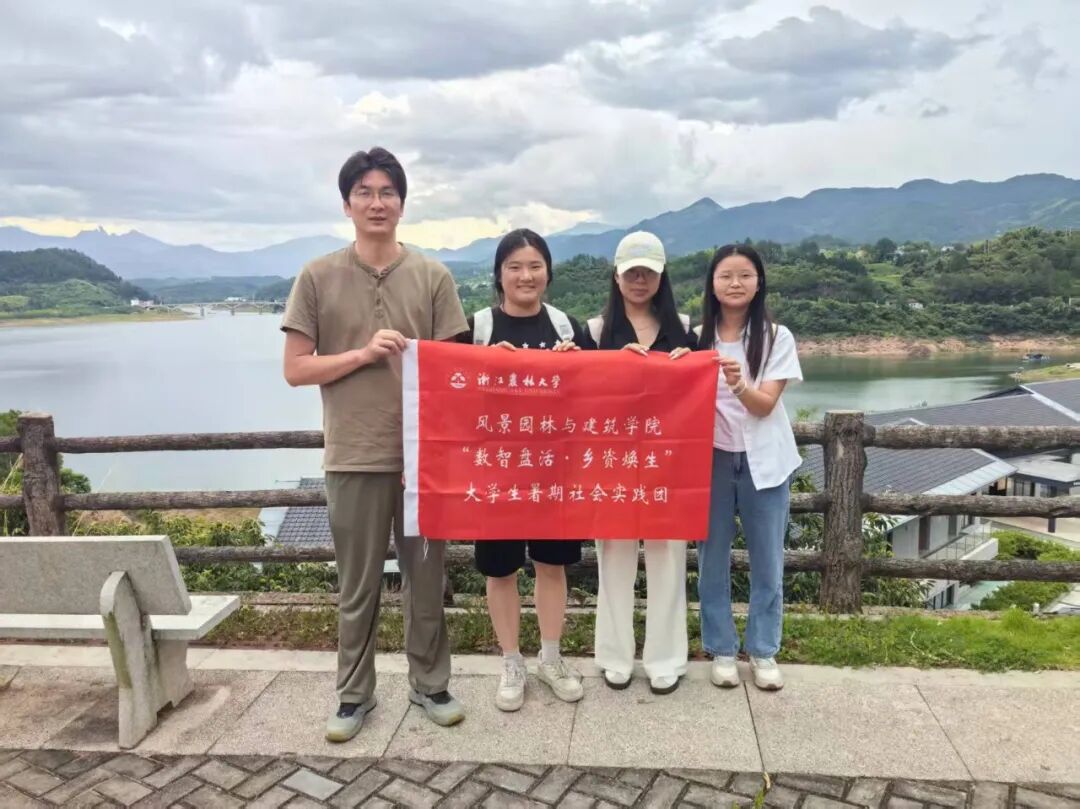 图为指导老师与团队部分成员合影