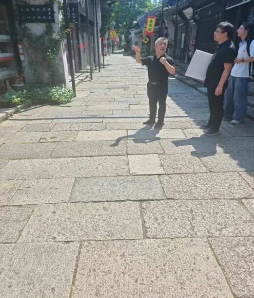 两位指导老师现场指导布置测量点位