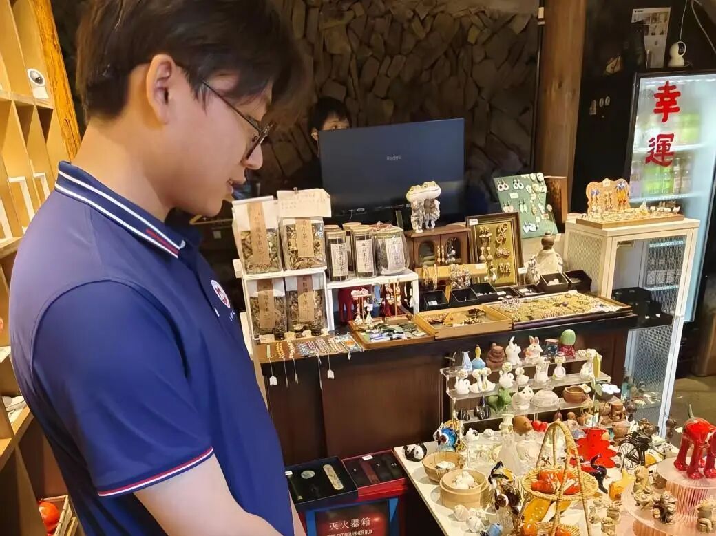 图为实践团队成员在先锋陈家铺平民书局了解乡村文创产品