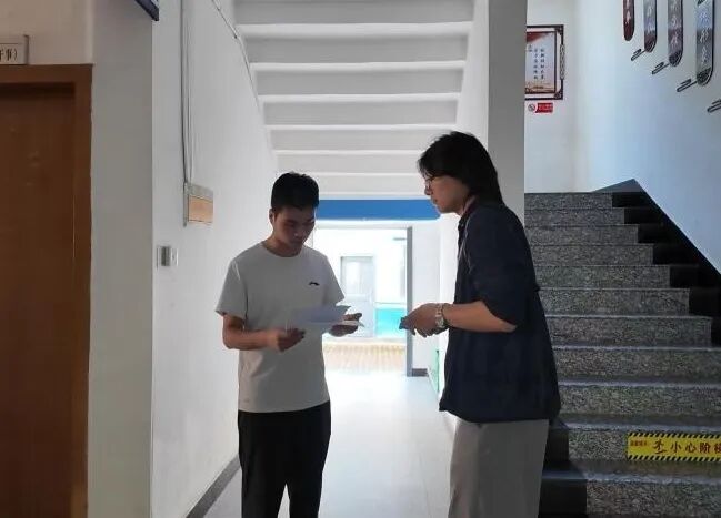 实践团队深入村庄开展访谈