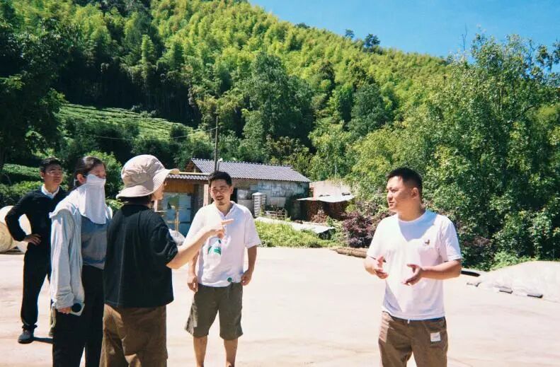 图为与当地人员交谈