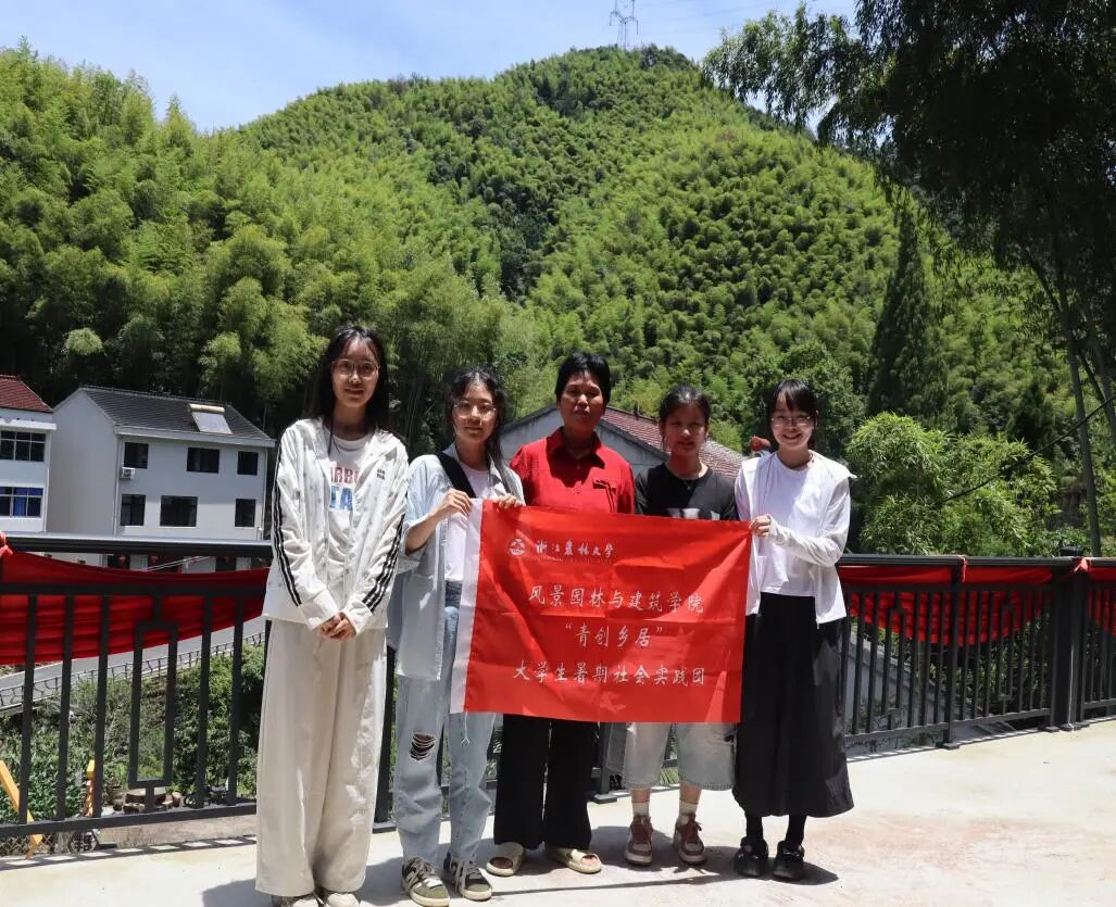 图为团队成员与村民合照