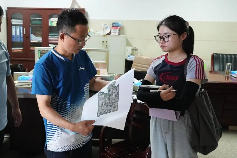 图为实践团与指导老师交流设施节点