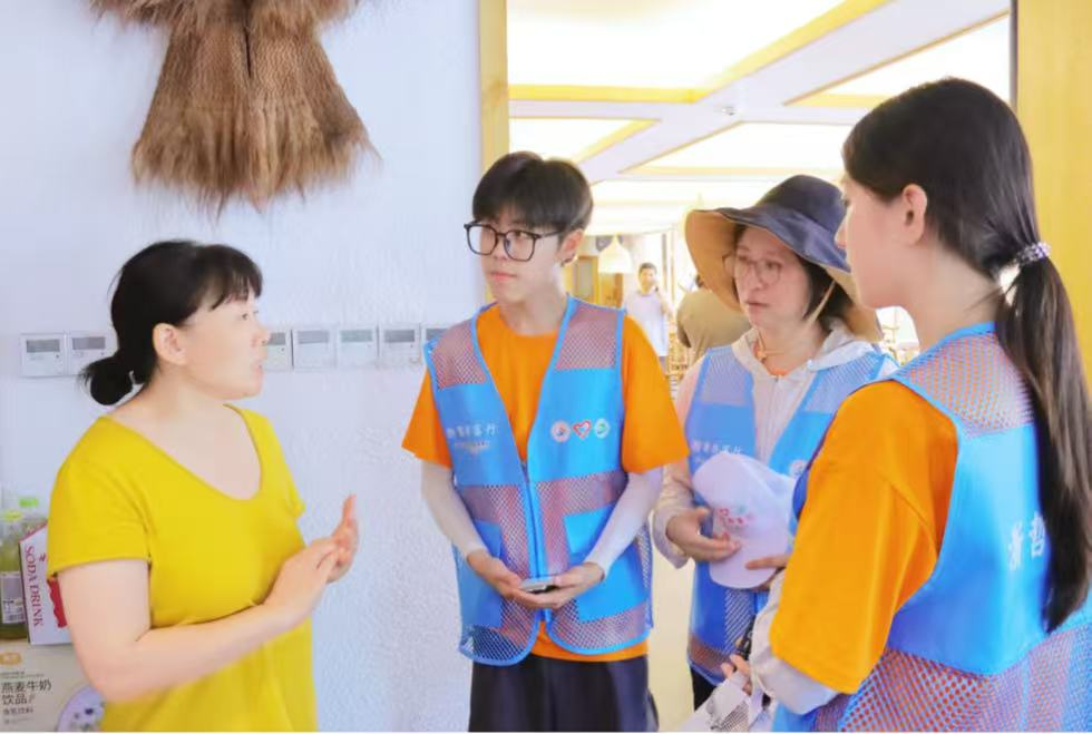 图为实践团采访民宿经营者
