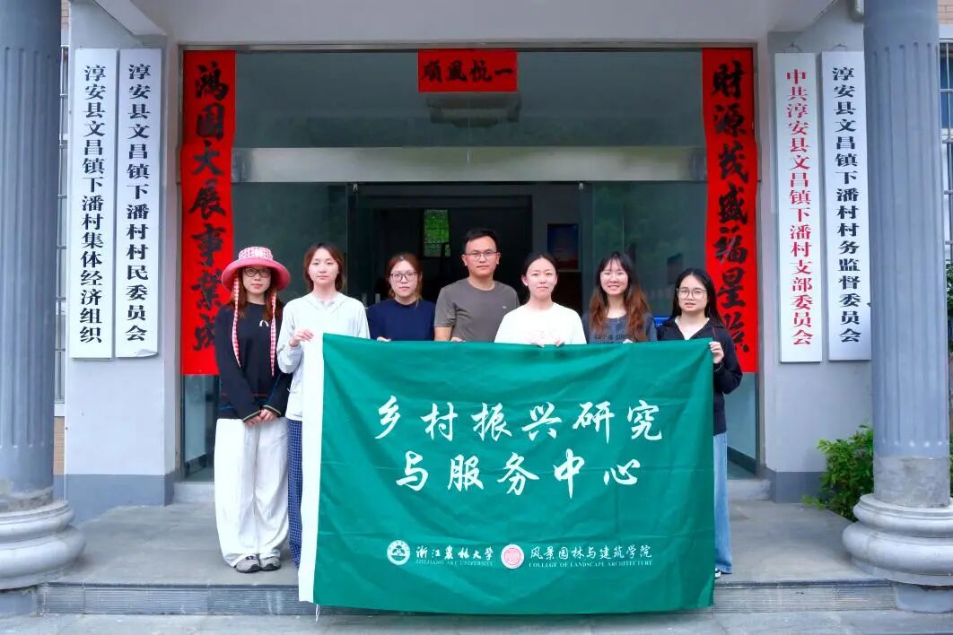 图为实践成员在党群服务中心前合照