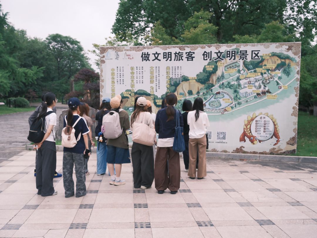 实践团成员在导览图前规划考察路线