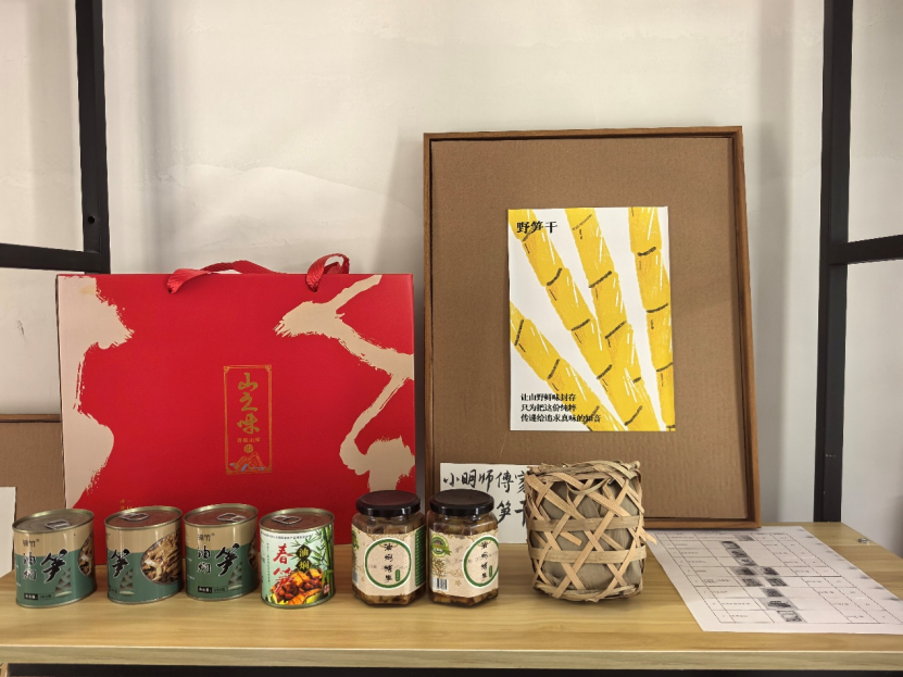 图为团队观摩当地特色食品
