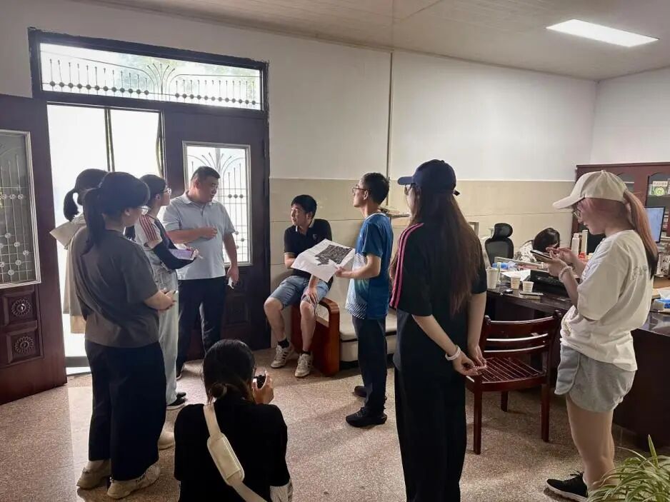 图为实践团成员与书记进行访谈交流