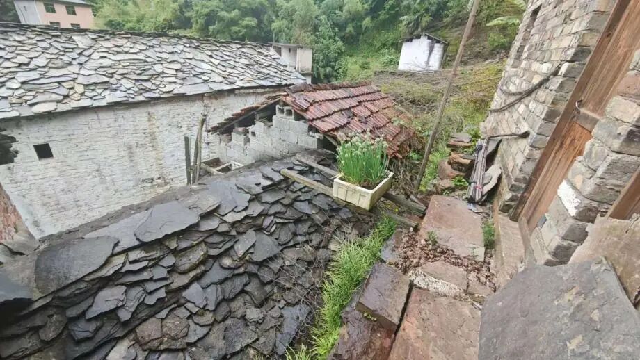 石板屋屋顶情况