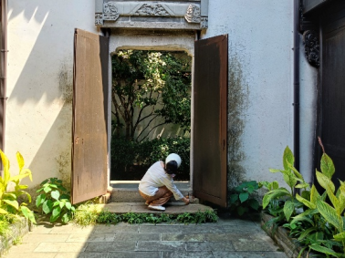 图为用仪器测量门高